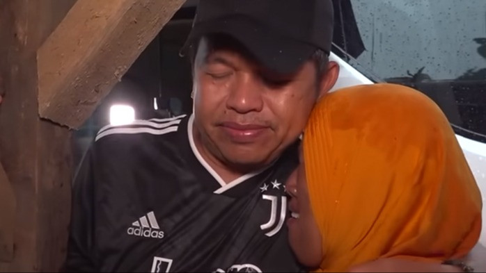 Gubernur Jawa Barat, Dedi Mulyadi menangis bertemu ibu penjual rambutan
