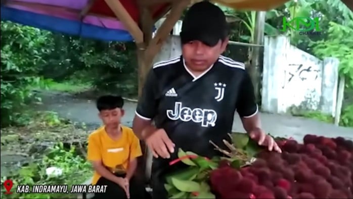 Gubernur Jawa Barat, Dedi Mulyadi bertemu ibu penjual rambutan di Indramayu