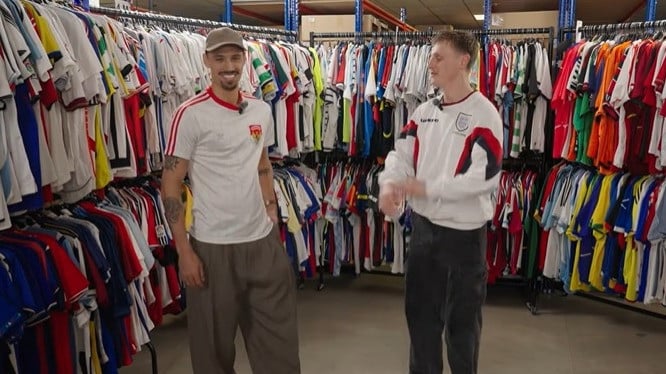 Tijjani Reijnders mengenakan jersey vintage timnas Indonesia.