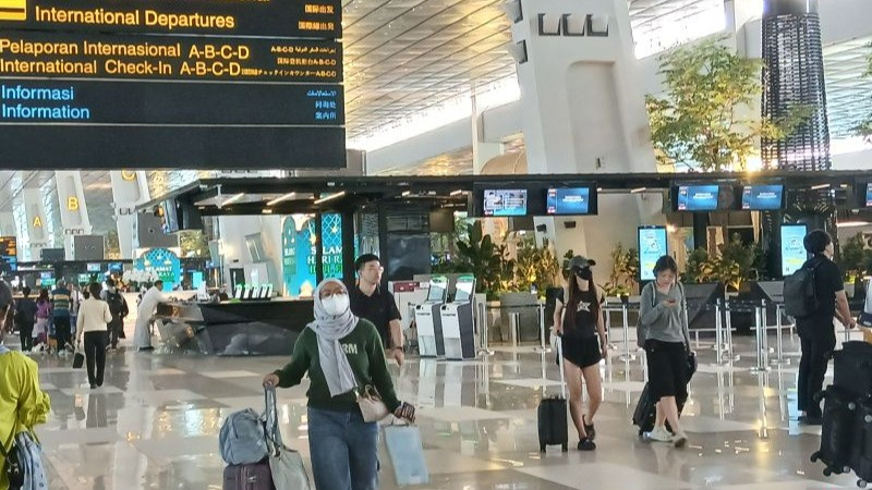 Ilustrasi - Sejumlah calon penumpang penerbangan beraktivitas di kawasan Terminal 3 Bandara Internasional Soelarno-Hatta (Soetta) Tangerang.