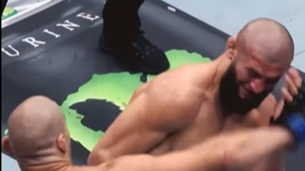 Duel Khamzat Chimaev vs Sean Strickland di perebutan gelar juara kelas menengah UFC.