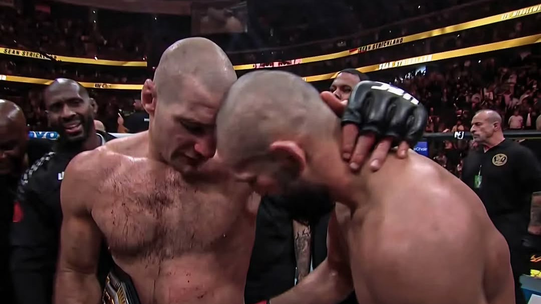 Khamzat Chimaev tumbang dari Sean Strickland di UFC 328.