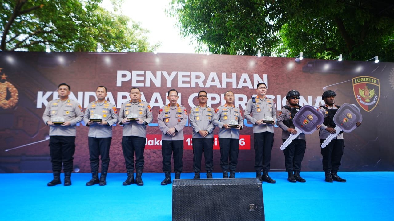 Kapolri Jenderal Listyo Sigit Prabowo menegaskan komitmennya untuk terus memperkuat seluruh peralatan personel Kepolisian.