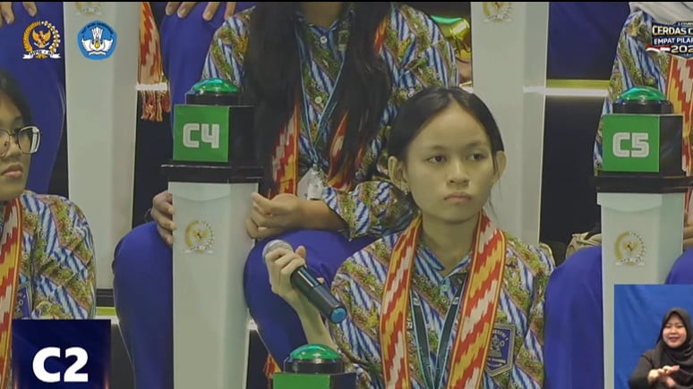 Josepha Alexandra, siswi SMAN 1 Pontianak yang berani sanggah keputusan juri LCC 4 Pilar MPR RI