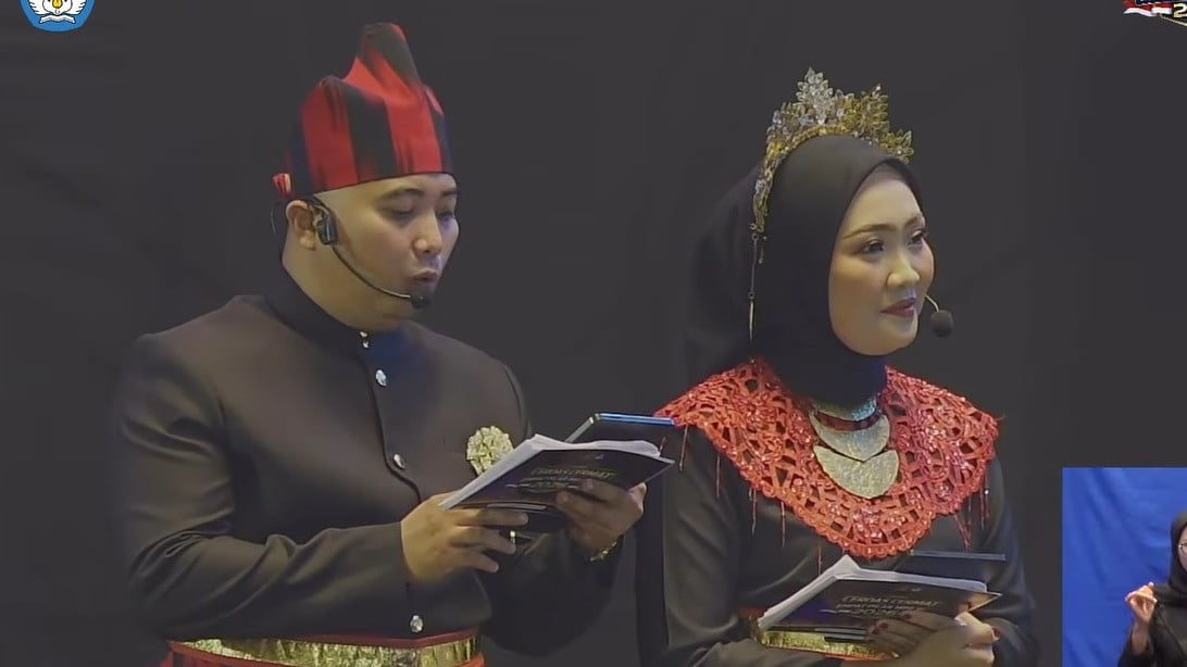 Shindy Lutfiana MC Lomba Cerdas Cermat MPR Kalimantan Barat (kanan)