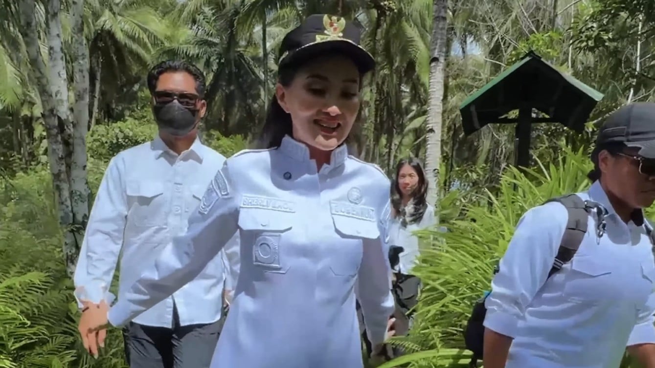 Gubernur Malut, Sherly Tjoanda Laos bersikap centil saat melewati hutan di tempat tinggal masyarakat adat Suku Togutil
