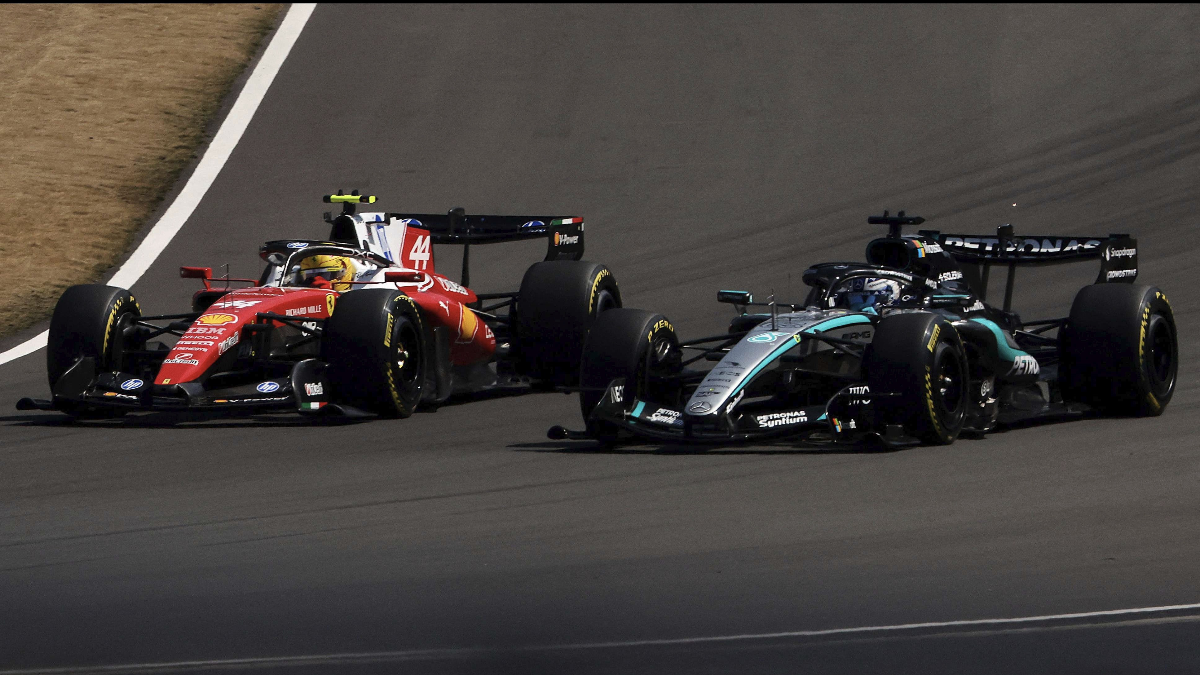 Pembalap Ferrari, Lewis Hamilton (kiri) bersaing dengan driver Mercedes, George Russell (kanan) di F1 GP China 2026