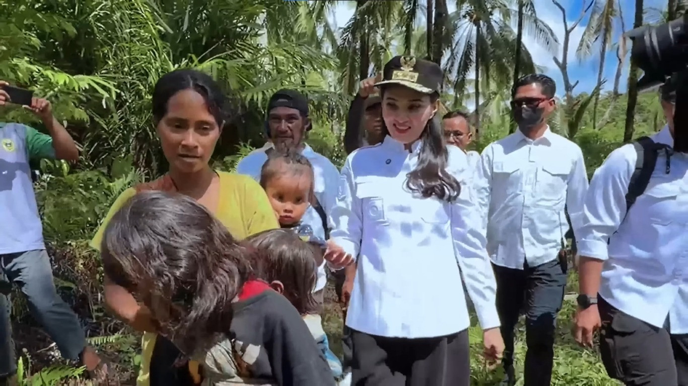 Sherly Tjoanda Tak Tega Lihat Anak Suku Togutil yang Perutnya Buncit dan Kekurangan Gizi: Bawa Dokternya ke Sini
            - galeri foto