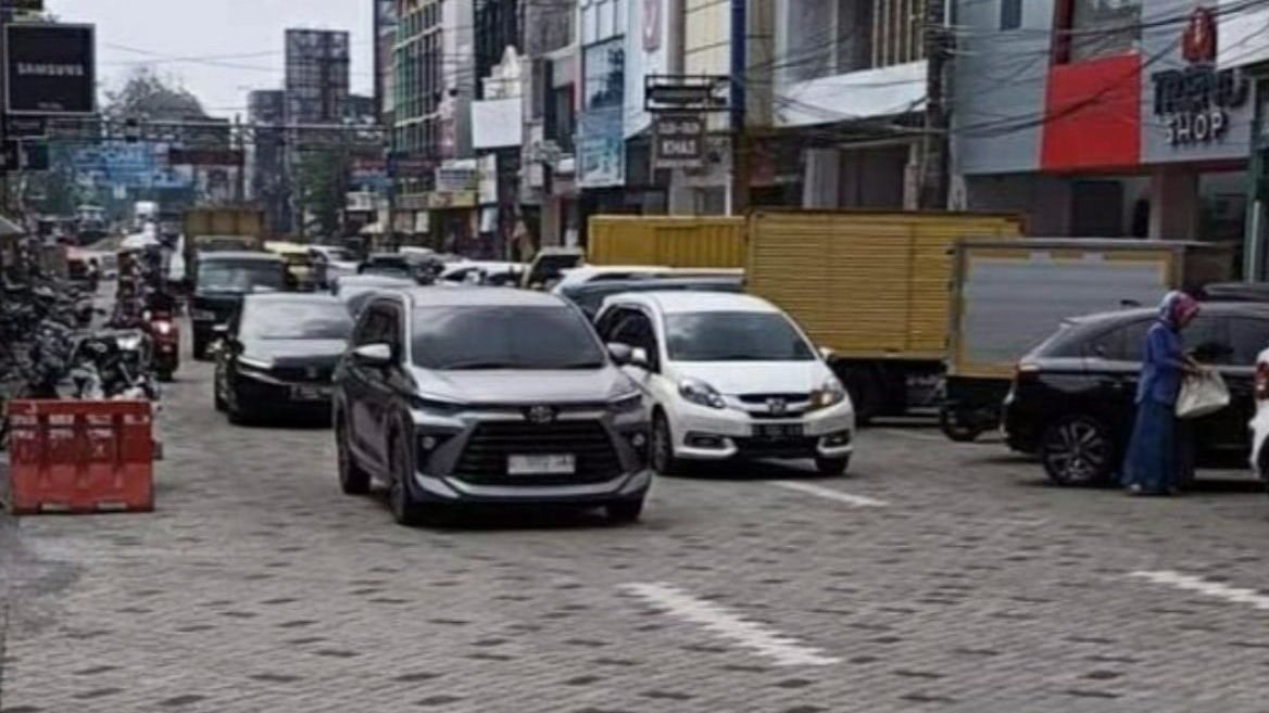 Jalan Tuparev di kawasan Alun-alun Karawang