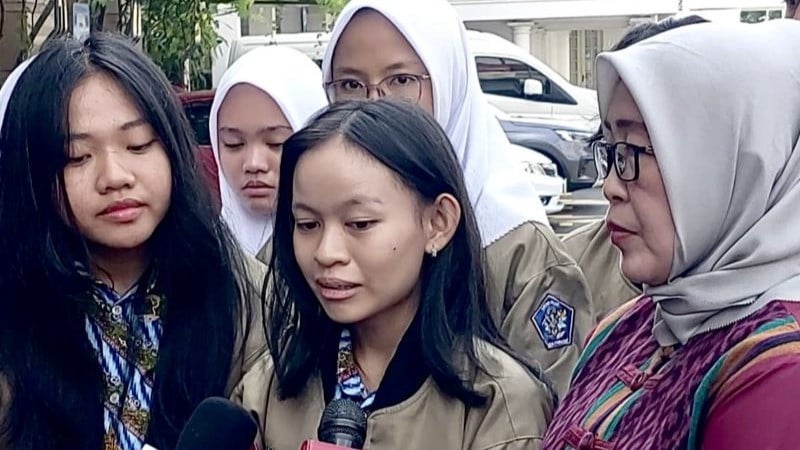 Josepha Alexandra Roxa Potifera, siswi SMAN 1 Pontianak (tengah) bersama murid dan guru SMAN 1 Pontianak yang menjadi peserta Final Lomba Cerdas Cermat (LCC) Empat Pilar MPR RI 2026 di Kalbar