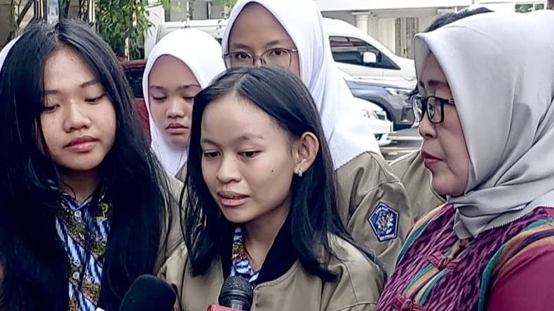 Josepha Alexandra Roxa Potifera, siswi SMAN 1 Pontianak (tengah) bersama teman-teman dan gurunya menjawab pertanyaan wartawan setelah bertemu Wakil Presiden Gibran Rakabuming Raka di Istana Wapres, Jakarta, Rabu (13/5).