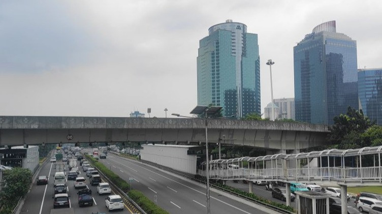 Ilustrasi - Cuaca berawan di kawasan Sudirman Central Business District (SCBD) Jakarta Selatan.