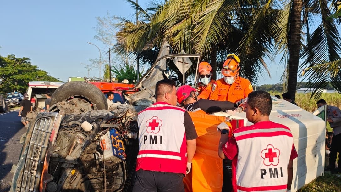 Suasana evakuasi lakalantas ambulans di jalur selatan deandels (Kebumen-Purworejo-Jogja)