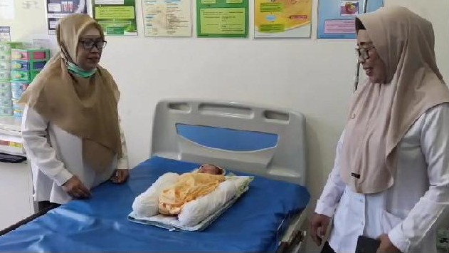 Penemuan seorang bayi perempuan yang tergeletak di depan kandang sapi