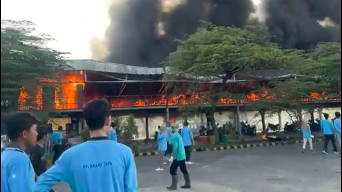 Ratusan Motor Karyawan PT Arami Jaya Terbakar, Damkar Kerahkan Enam Unit Mobil Pemadam