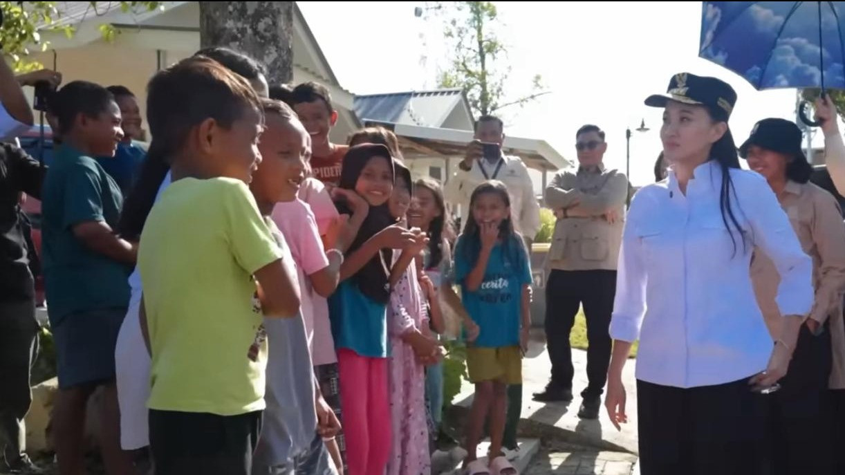 Gubernur Maluku Utara, Sherly Tjoanda, meninjau kawasan hunian tetap bagi warga terdampak bencana di Rua, Kota Ternate.