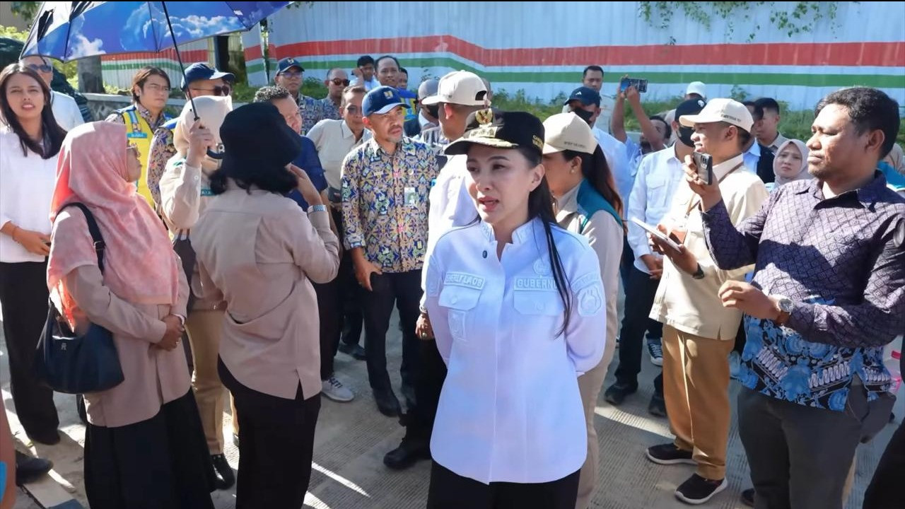 Gubernur Maluku Utara, Sherly Tjoanda, meninjau kawasan hunian tetap bagi warga terdampak bencana di Rua, Kota Ternate.