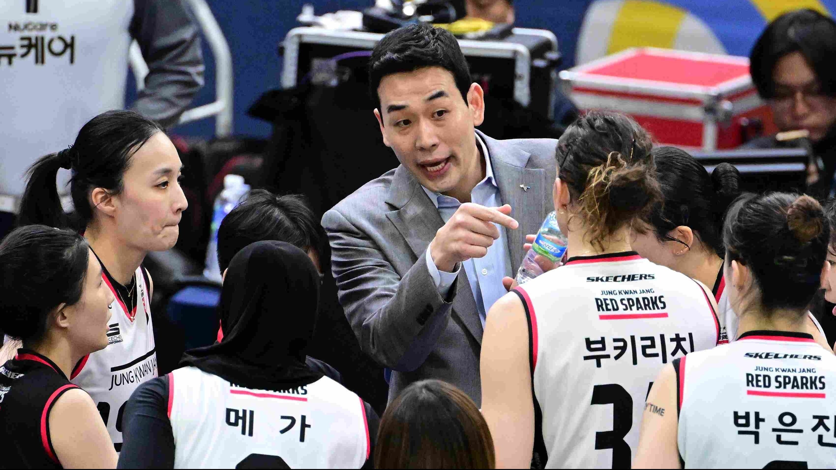 Ko Hee-jin memberikan instruksi kepada pemain Red Sparks