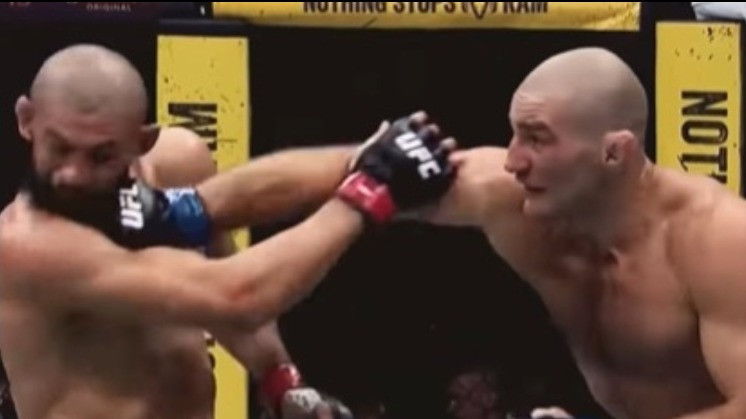 Duel Khamzat Chimaev vs Sean Strickland di perebutan gelar juara kelas menengah UFC.
