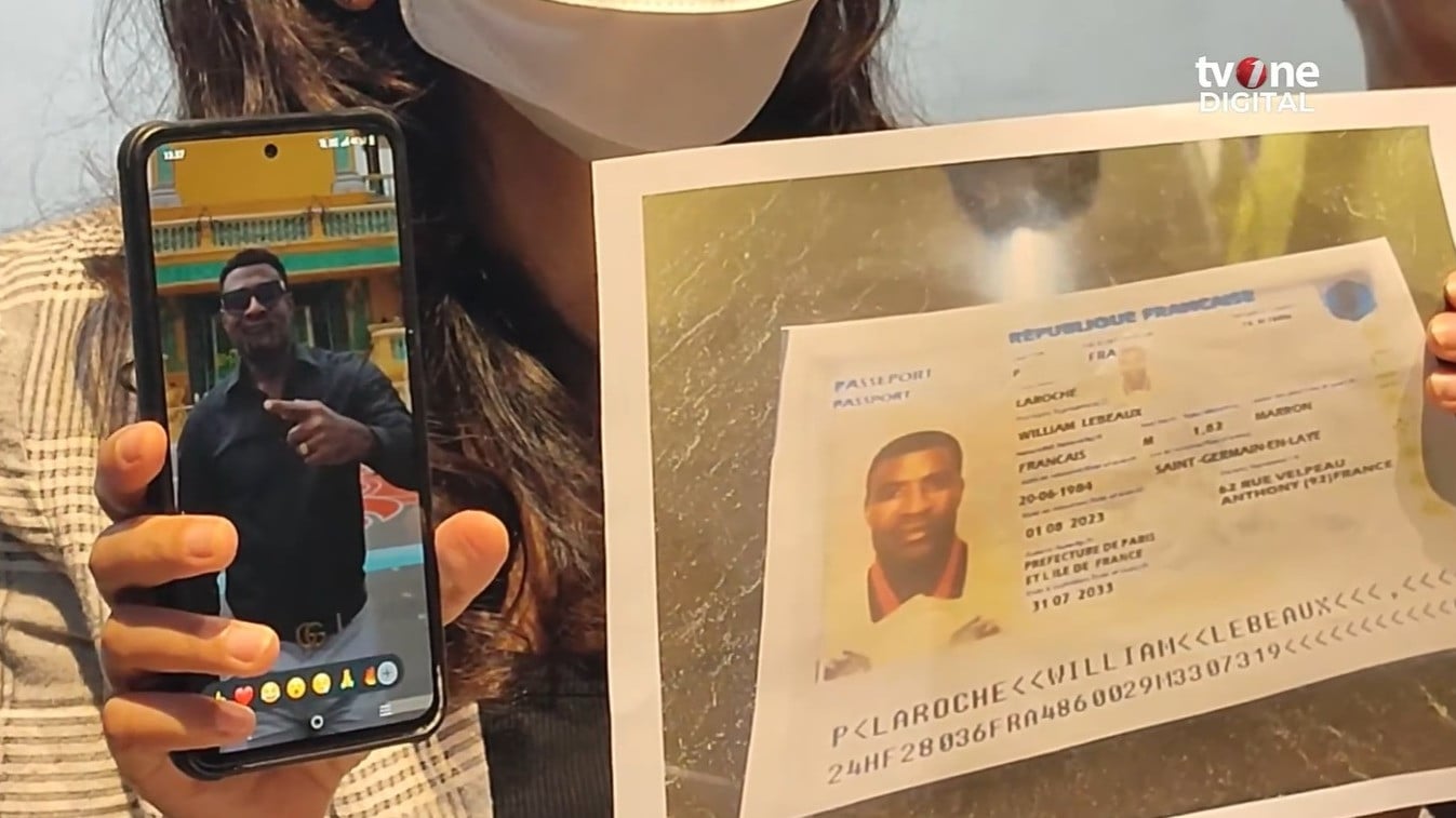 Ibu tunggal asal Surabaya, WS menunjukkan identitas warga Cirebon keturunan Kamerun yang menjadi pelaku kasus penipuan dan perampokan bersenjata lewat metode love scamming