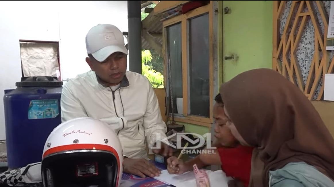 Viral Momen Gubernur Dedi Mulyadi Bikin Bocah Nangis Histeris di Tasikmalaya: Hayang Balik!
            - galeri foto
