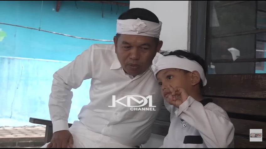 Gubernur Jawa Barat Dedi Mulyadi foto bersama bocah penggemarnya