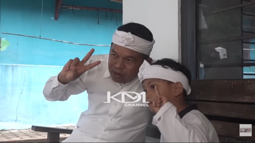 Gubernur Jawa Barat Dedi Mulyadi foto bersama bocah penggemarnya