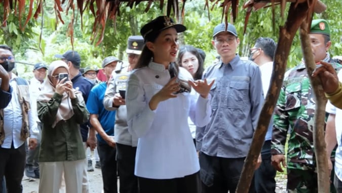 Gubernur Malut Sherly Tjoanda kunjungi suku Togutil di Tidore Kepulauan