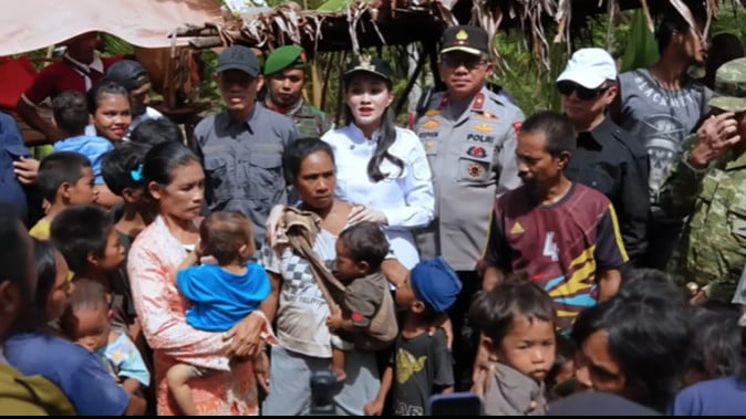 Gubernur Malut Sherly Tjoanda di tengah suku Togutil