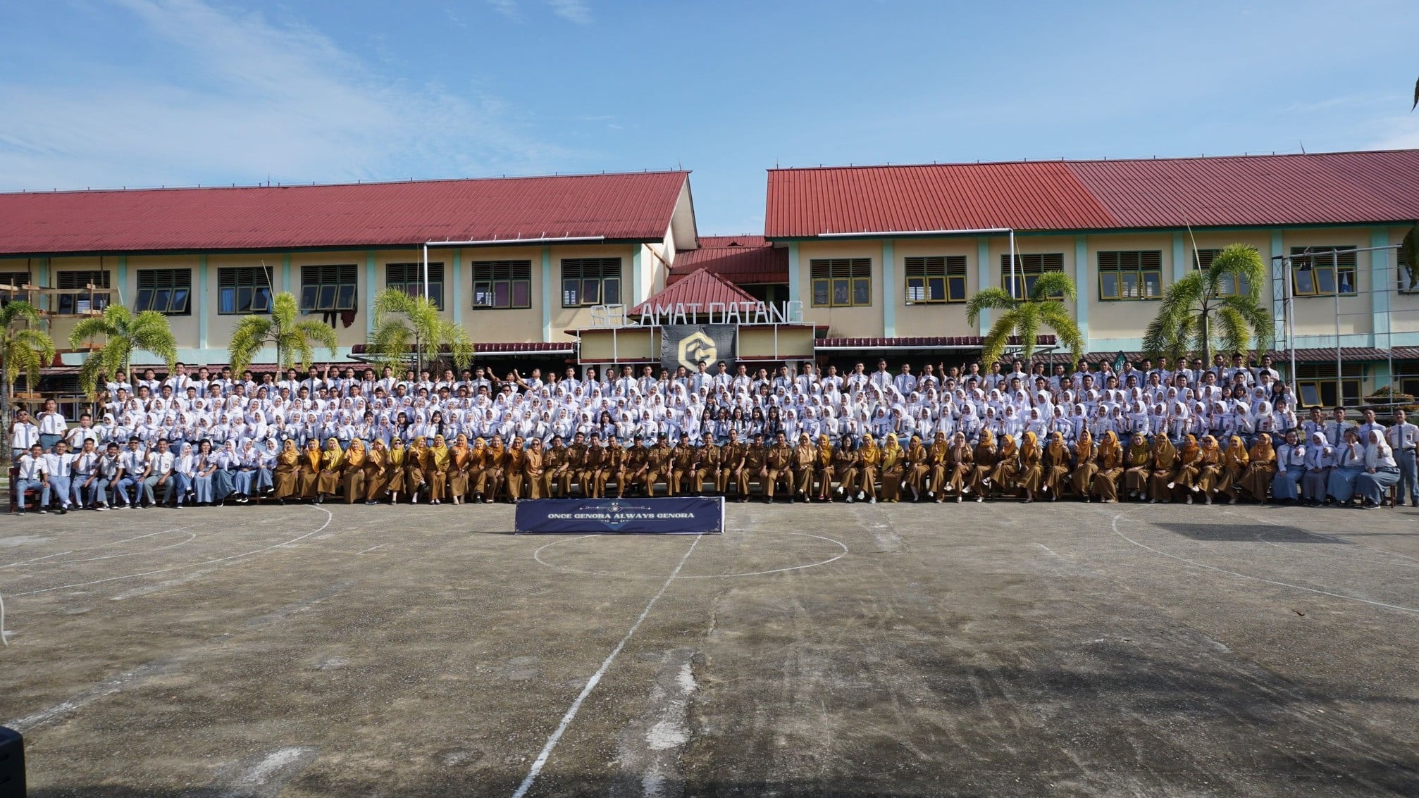 Para murid dan guru SMAN 1 Sambas berpose bersama