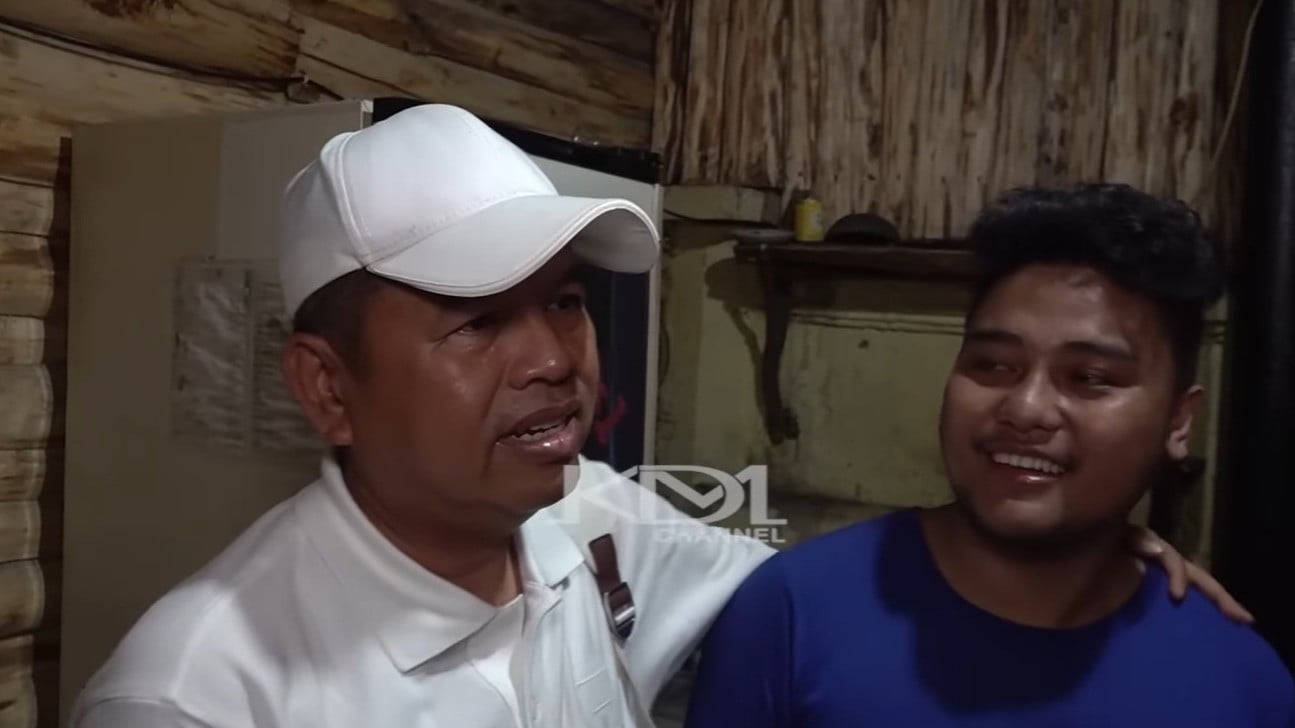 Gubernur Jawa Barat, Dedi Mulyadi (KDM) kasih beasiswa kepada mahasiswa Uninus, Randi di tengah kegiatan pembongkaran bangunan liar di Bandung