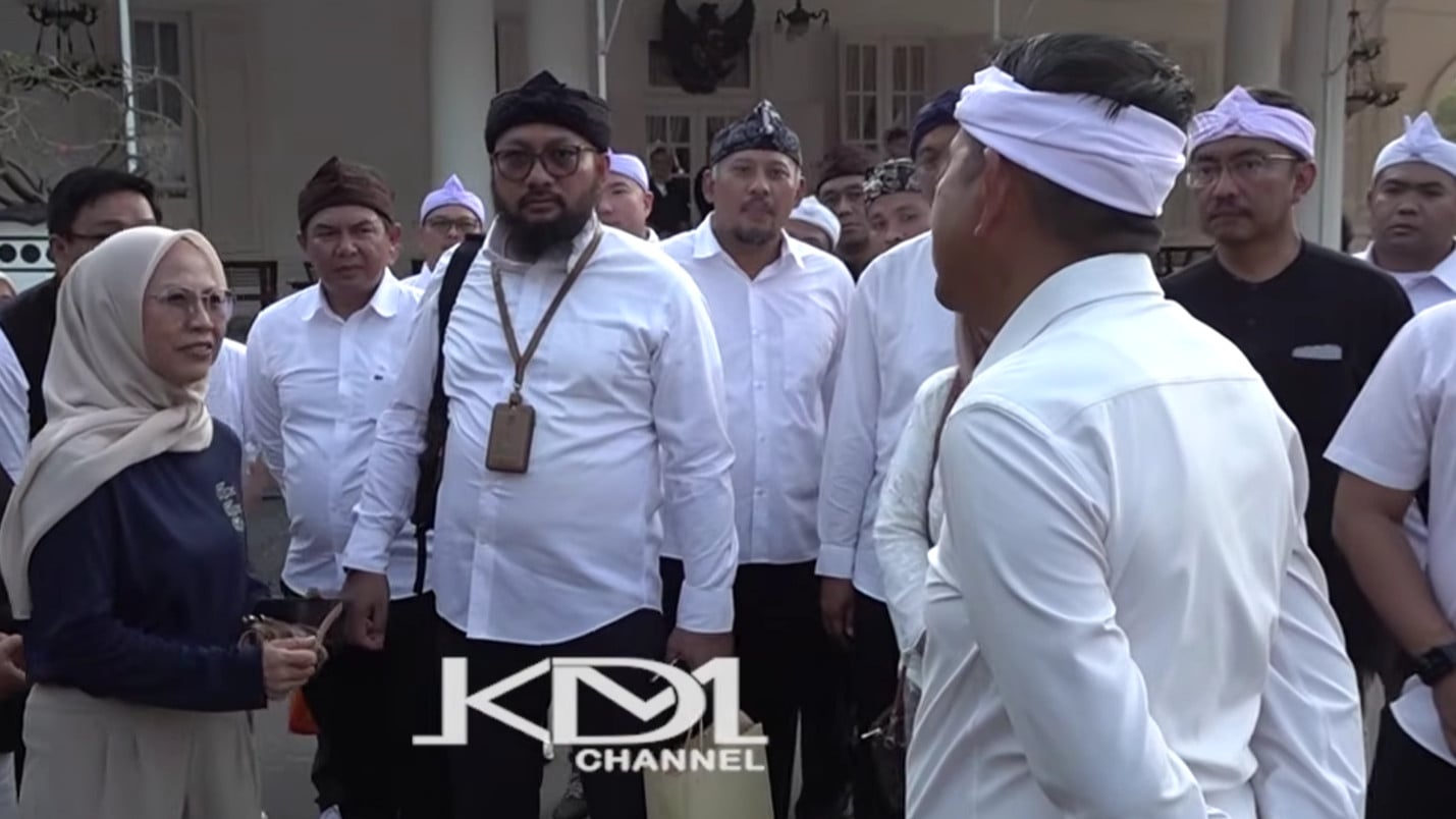 "Anak Udah Berdarah Pak", Dedi Mulyadi Syok Dengar Anak Penyapu Kantor Gubernur Jadi Korban Pencabulan
            - galeri foto