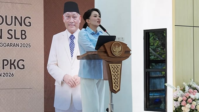 Gubernur Malut Sherly Tjoanda saat resmikan aula SMAN 5 Ternate