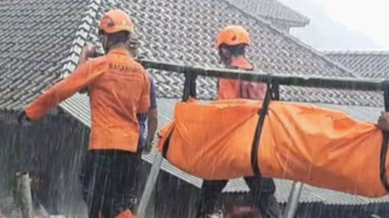 Petugas tengah membawa jenazah korban longsor di Curug Cileat Subang.