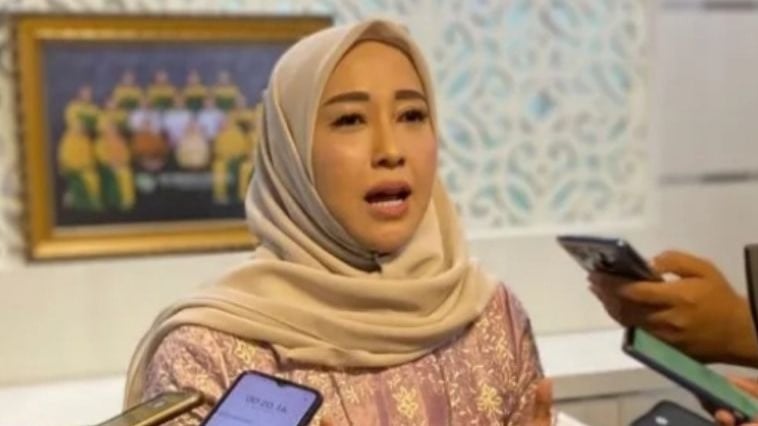 Anggota Komisi XIII DPR RI Meity Rahmatia (tengah) menjawab pertanyaan wartawan di Jakarta.