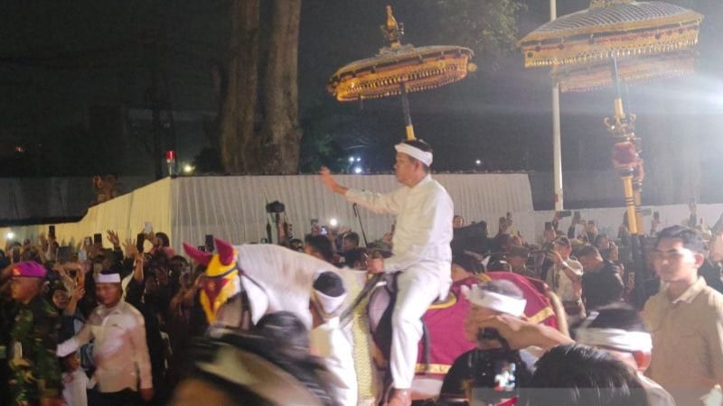 Gubernur Jawa Barat Dedi Mulyadi memimpin rombongan iring-iringan pada kirab Binokasih dalam Milangkala Tatar Sunda di Gedung Sate Bandung, Sabtu (16/5/2026).