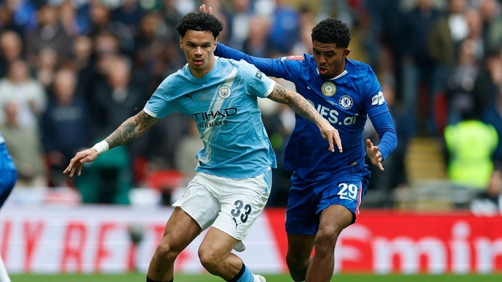 Nico O Reilly berduel dengan Wesley Fofana di laga Manchester City vs Chelsea