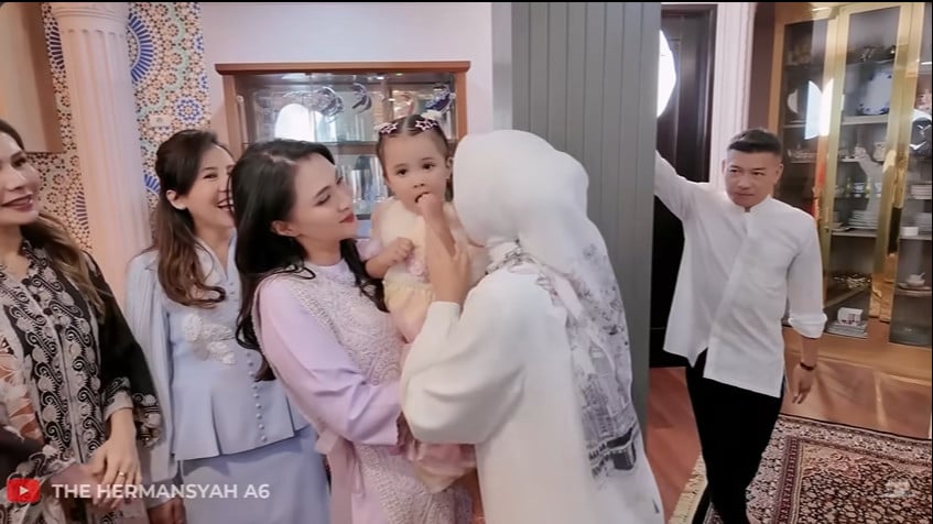 Sherly Tjoanda saat gendong anak Aurel Hermansyah