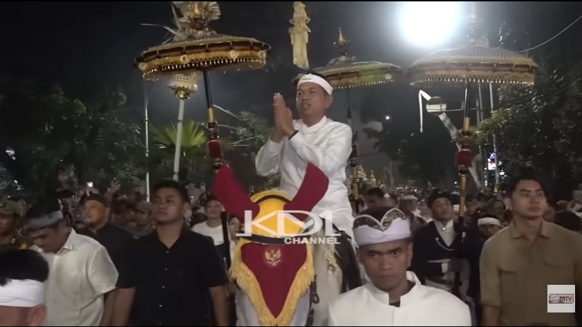 Gubernur Jawa Barat Dedi Mulyadi di Kirab Mahkota Binokasih