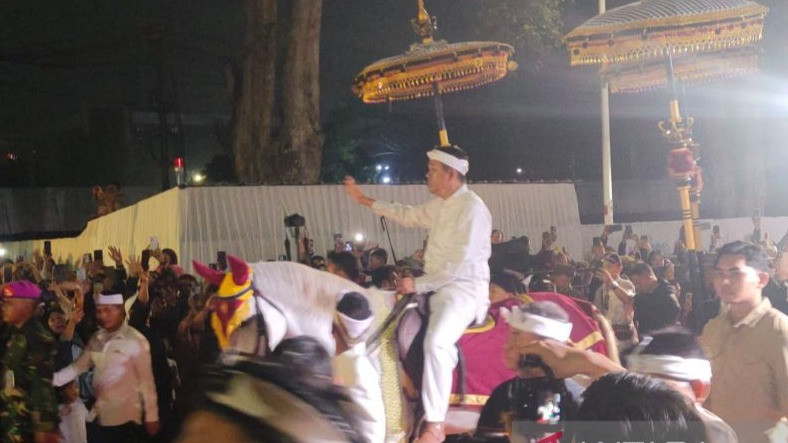 Gubernur Jawa Barat Dedi Mulyadi memimpin rombongan iring-iringan pada kirab Binokasih dalam Milangkala Tatar Sunda di Gedung Sate Bandung, Sabtu (16/5).