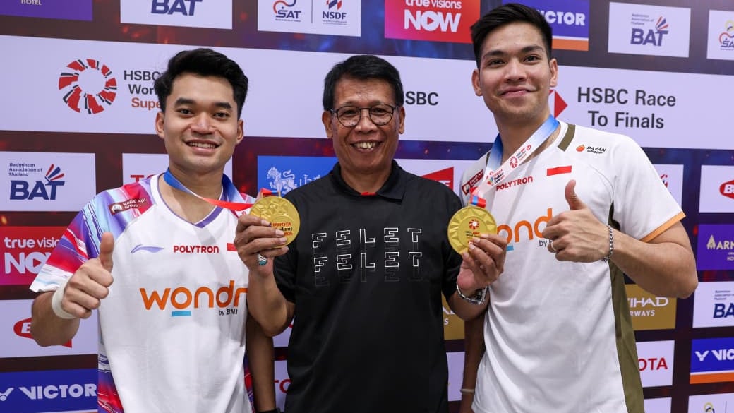 Pelatih ganda putra PBSI, Chafidz Yusuf bersama Leo Rolly Carnando/Daniel Marthin usai final Thailand Open 2026.