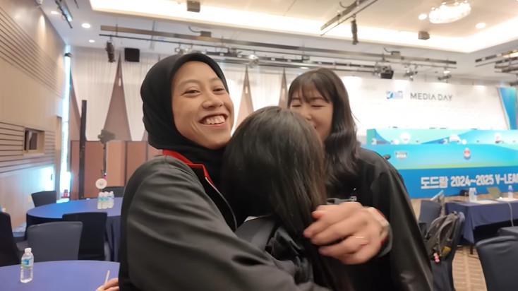 Pelukan Megawati Hangestri untuk setter Hillstate Kim Da-in