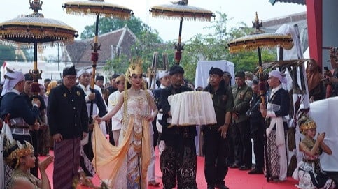 Puncak rangkaian Kirab Mahkota Binokasih Tatar Sunda resmi berakhir dengan prosesi penyerahan kembali mahkota legendaris, Binokasih Sanghyang Pake, ke Keraton Sumedang Larang pada Senin (18/5).
