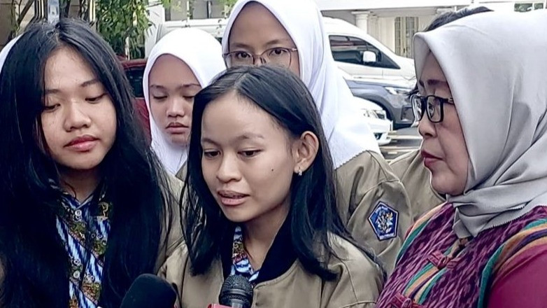 Josepha Alexandra Roxa Potifera, siswi SMAN 1 Pontianak (tengah).