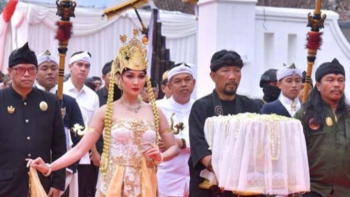 Dedi Mulyadi Antar Mahkota Binokasih Kembali ke Museum Prabu Geusan Ulun