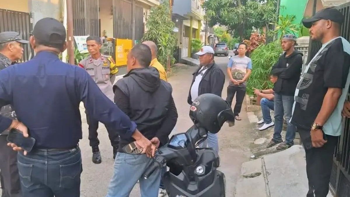 Belasan anak buah Hercules Rosario Marshal dari ormas GRIB Jaya mendatangi rumah penulis buku Ahmad Bahar