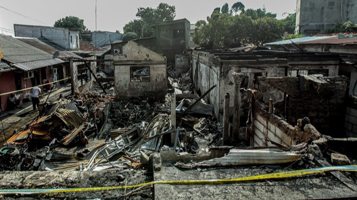 Warga Cari Harta Benda Pascakebakaran di Jakarta Timur, Kerugian Tembus Rp1 Miliar