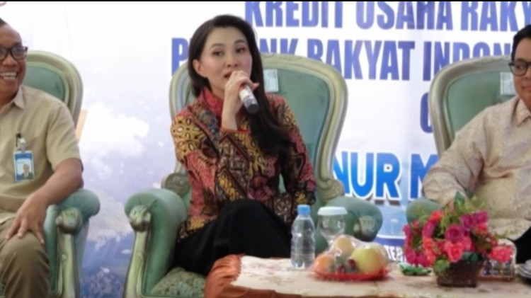 Gubernur Malut, Sherly Tjoanda saat menerima keluhan warga.