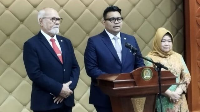 Wakil Ketua MPR RI Abcandra Muhammad Akbar Nugraha bersama Ketua Badan Sosialisasi MPR RI Abraham Liyanto dan Sekjen MPR RI Siti Fauziah saat konferensi pers di Jakarta, Senin (18/5).
