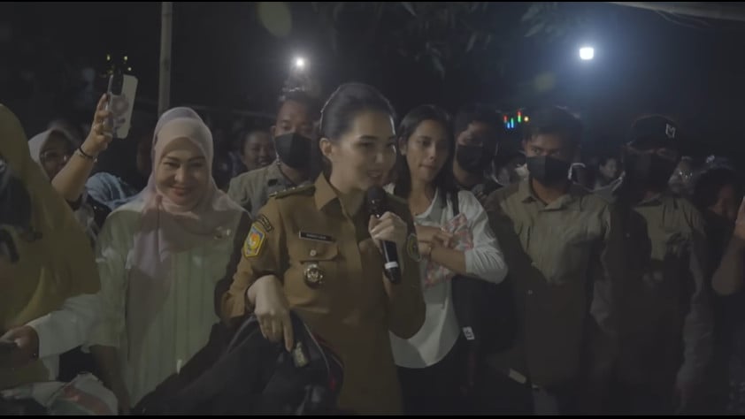 Gubernur Malut Sherly Tjoanda saat bagikan tas kepada anak-anak di Desa Panamboang, Halmahera Selatan
